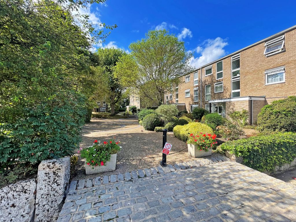 1 bed flat for sale in Harrowdene Gardens, Teddington, Middlesex TW11