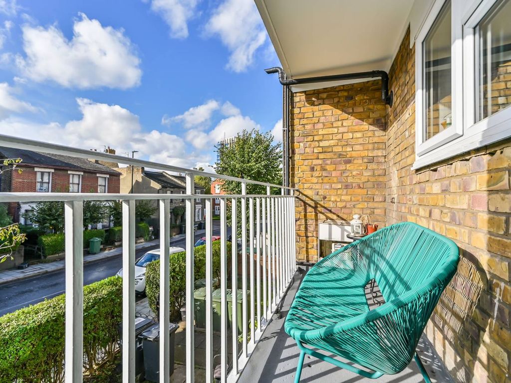 3 bed flat for sale in Herne Hill Road, Herne Hill, London SE24, £
