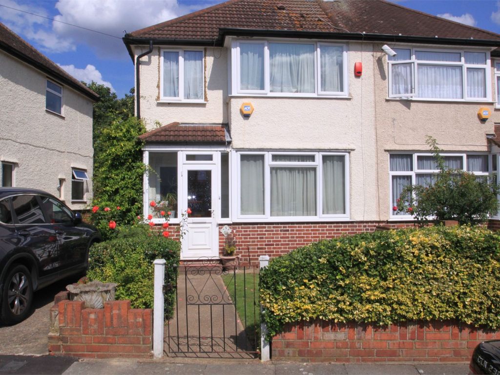 3 bed semidetached house to rent in Thackeray Close, Hillingdon