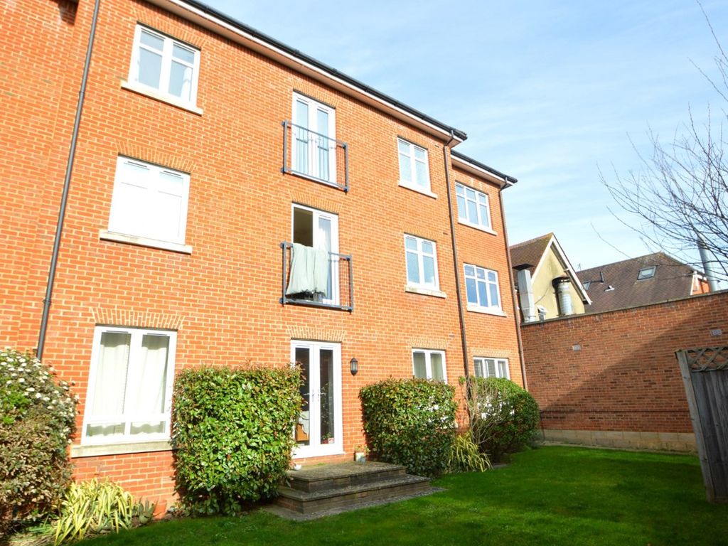 1 bed flat for sale in Balfour House, 5 Balfour Road, Weybridge KT13, £250,000 Zoopla
