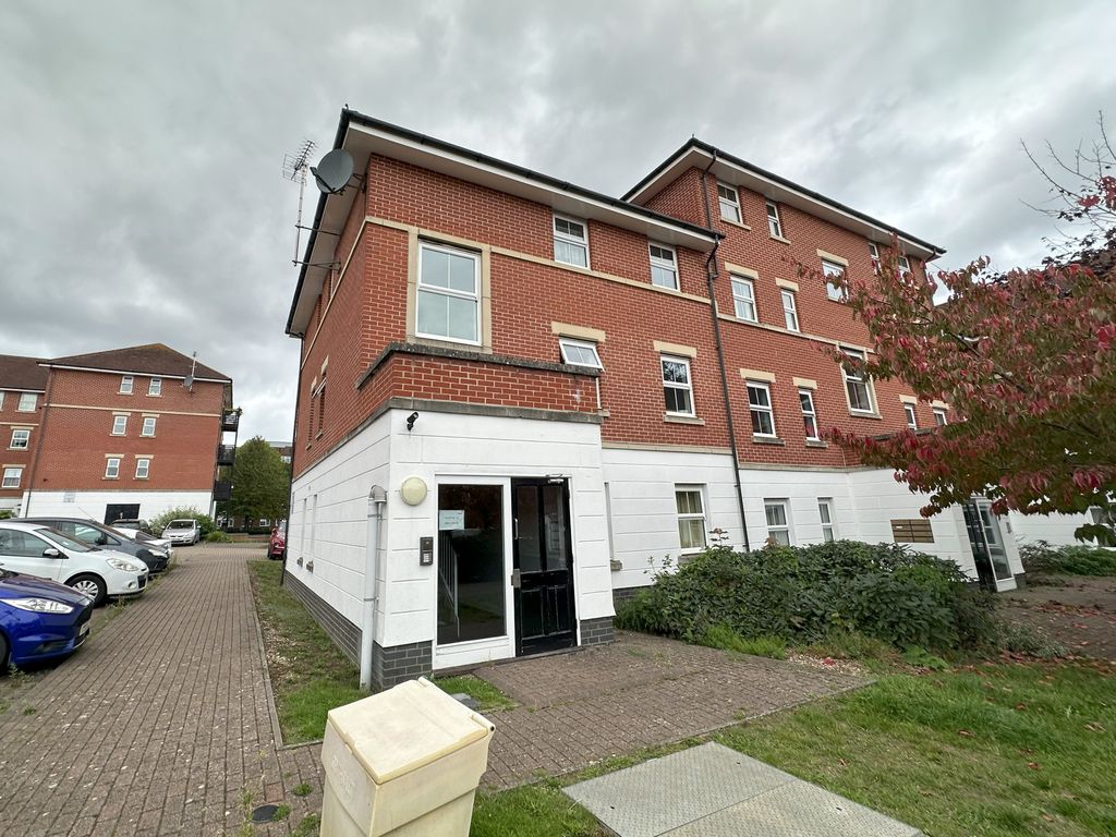2 bed flat for sale in Bell Chase, Aldershot GU11, £215,000 Zoopla