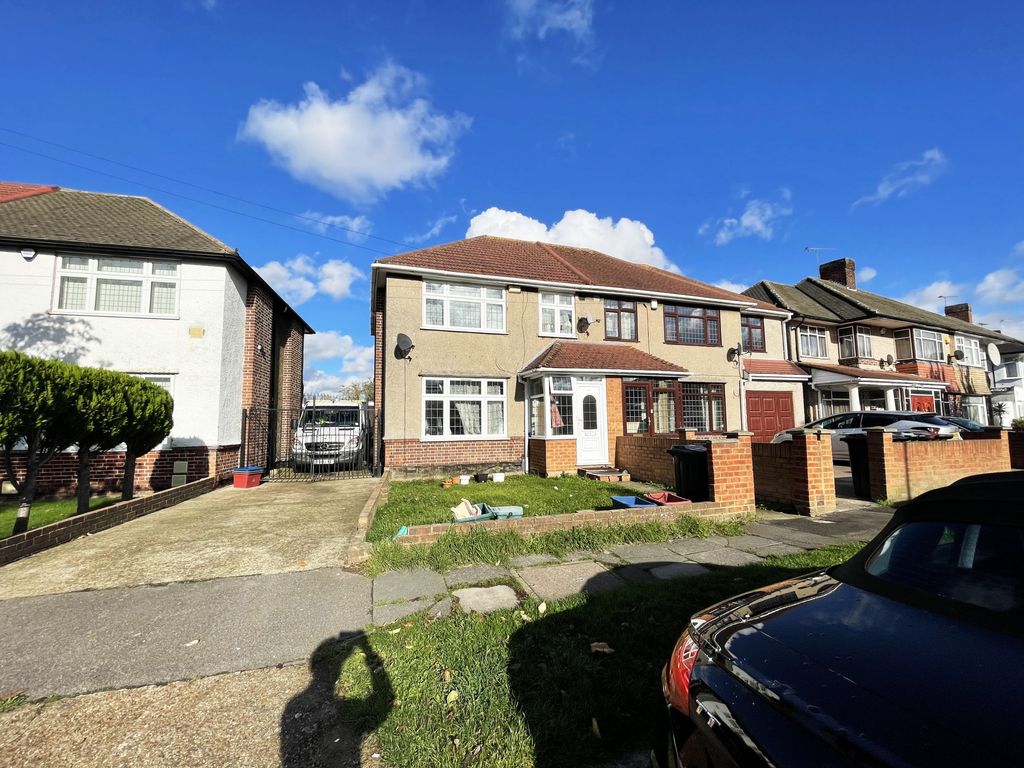 3 bed semidetached house for sale in Crosslands Avenue, Southall UB2