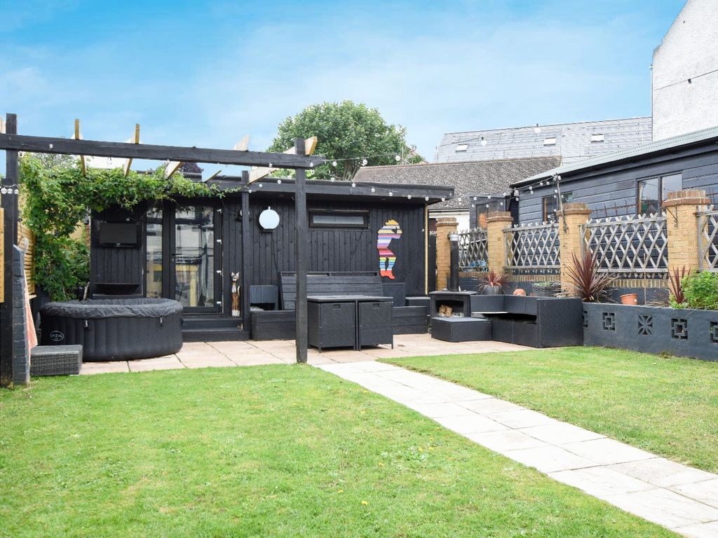 3 bed end terrace house for sale in Cross Lane East, Gravesend, Kent