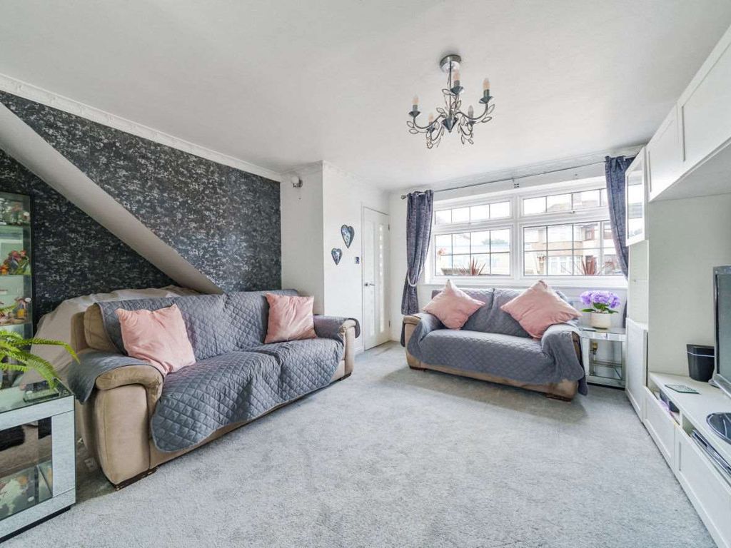 5 bed end terrace house for sale in Gander Green Lane, North Cheam