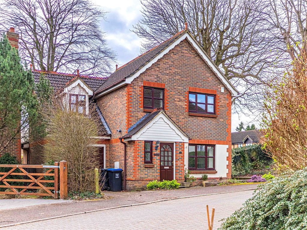 4 bed detached house for sale in Regent Close, Kings Langley