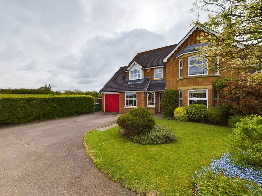 4 bed detached house for sale in Harrier Close, Watermead, Aylesbury