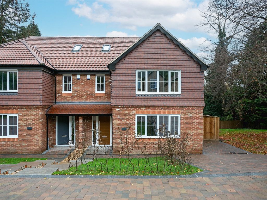 New home, 5 bed semidetached house for sale in Wyatts Close