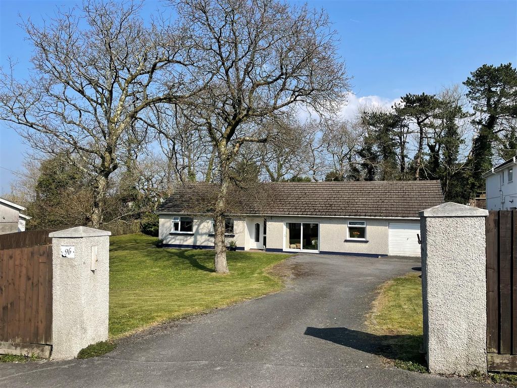 3 bed detached bungalow for sale in Heol Llanelli, Trimsaran, Kidwelly