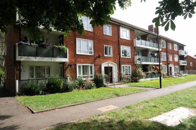 2 bed flat to rent in Dabbs Hill Lane, Northolt UB5, £1,650 pcm Zoopla