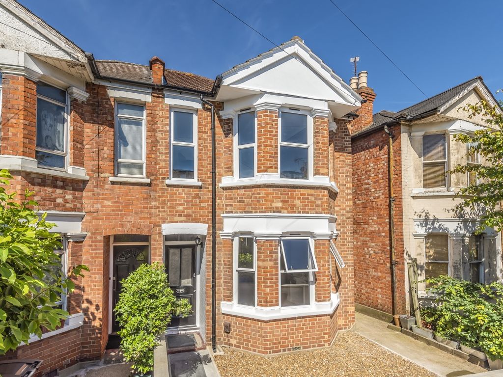 3 bed flat to rent in Arlington Road, Surbiton KT6 Zoopla