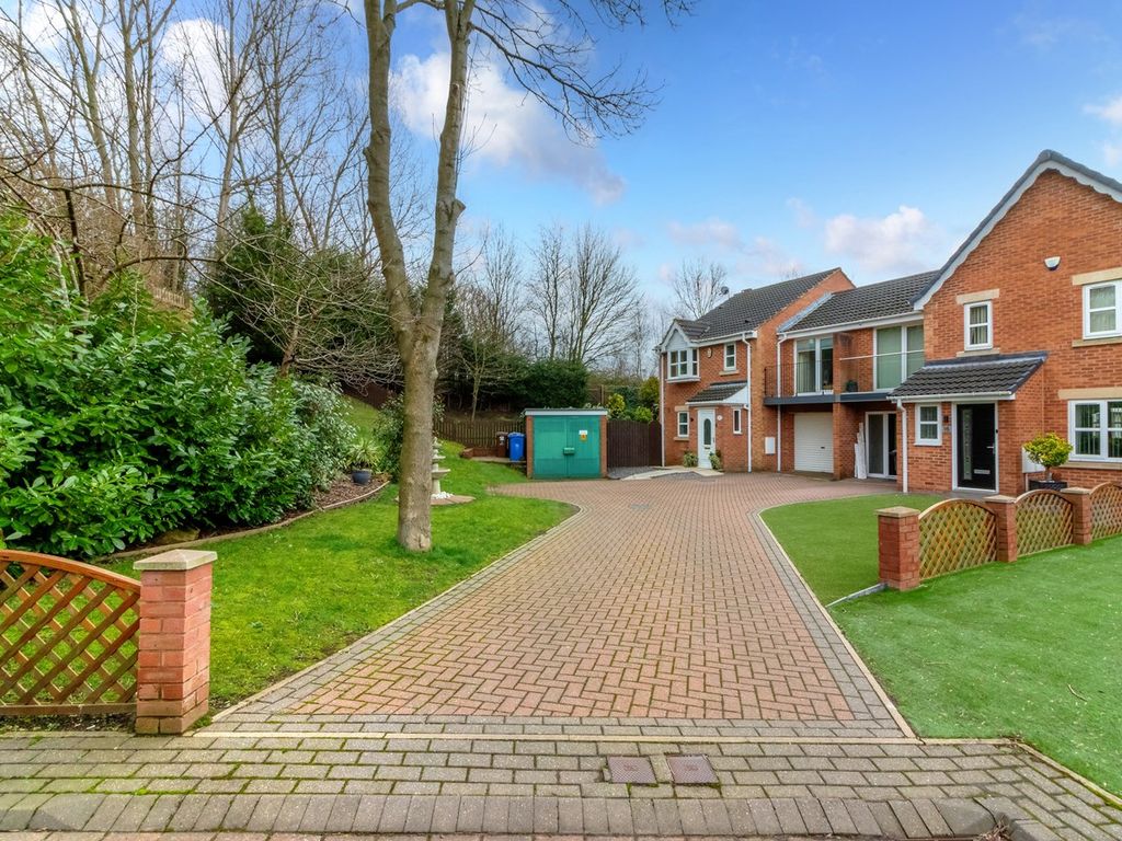 4 bed end terrace house for sale in Orchard Croft, Darton, Barnsley S75