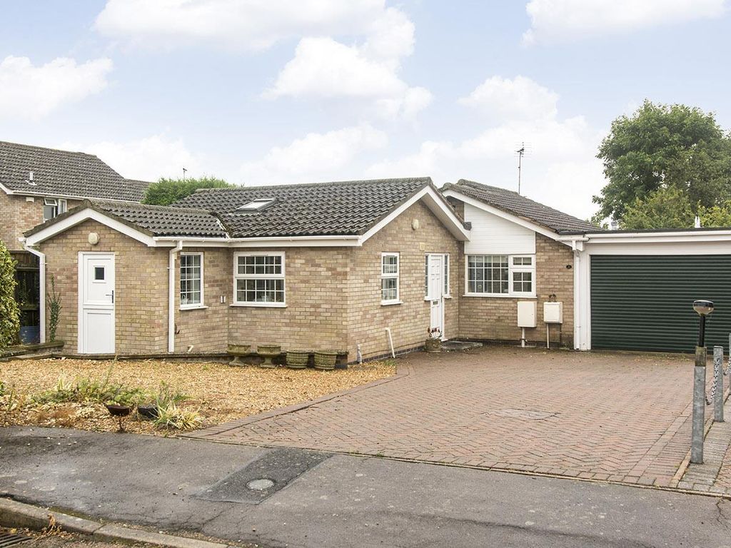 3 bed detached bungalow for sale in Mildmay Close, Oundle, Peterborough
