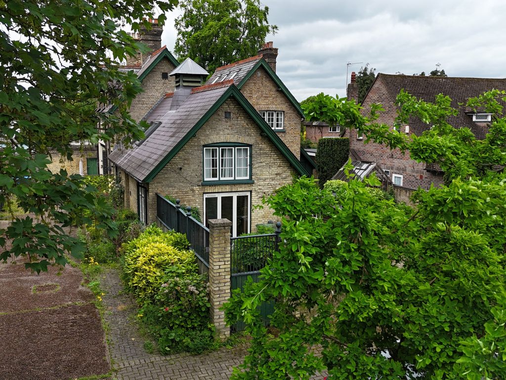 2 bed cottage for sale in Epsom Road, Ewell Village KT17, £485,000 Zoopla