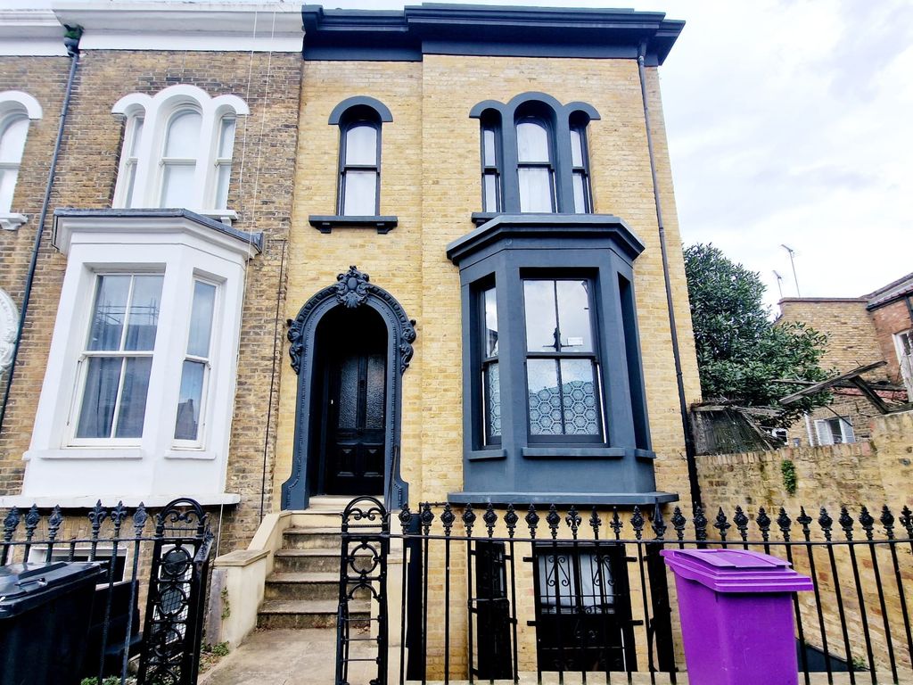 6 bed terraced house to rent in Alderney Road, London E1, £5,750 pcm