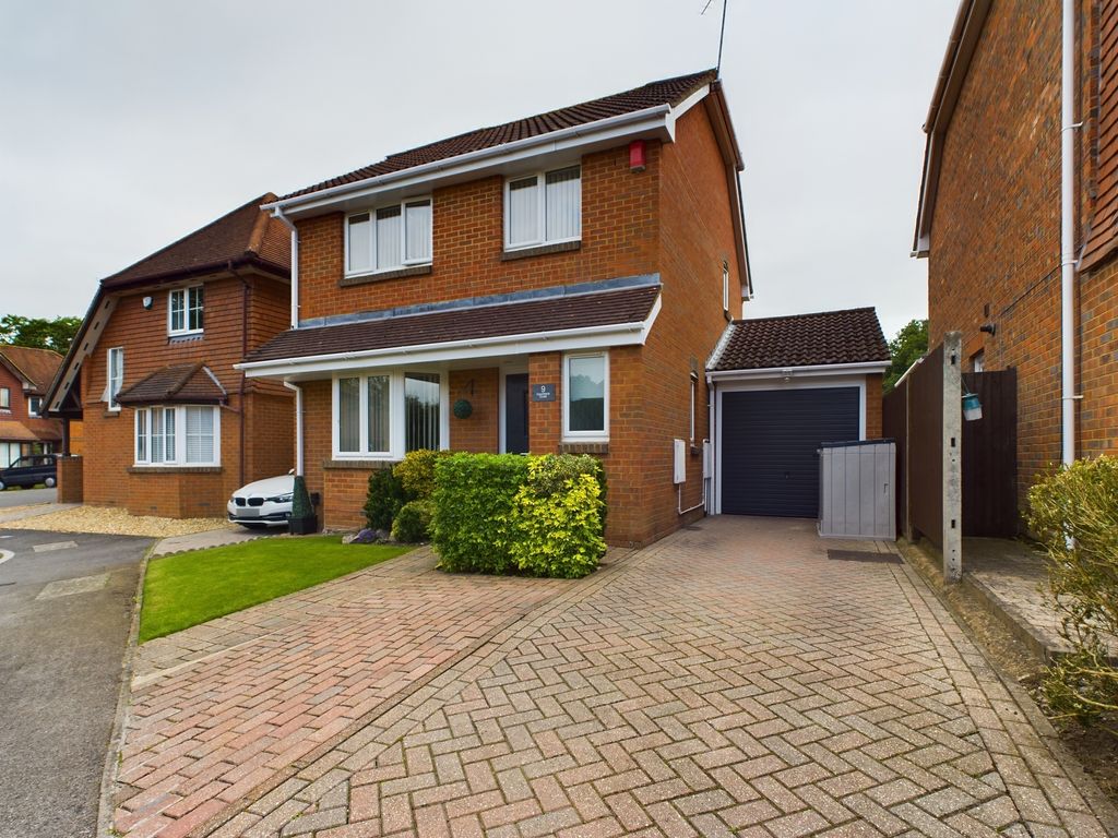 Detached house for sale in Chaffinch Close, Tilehurst, Reading RG31, £