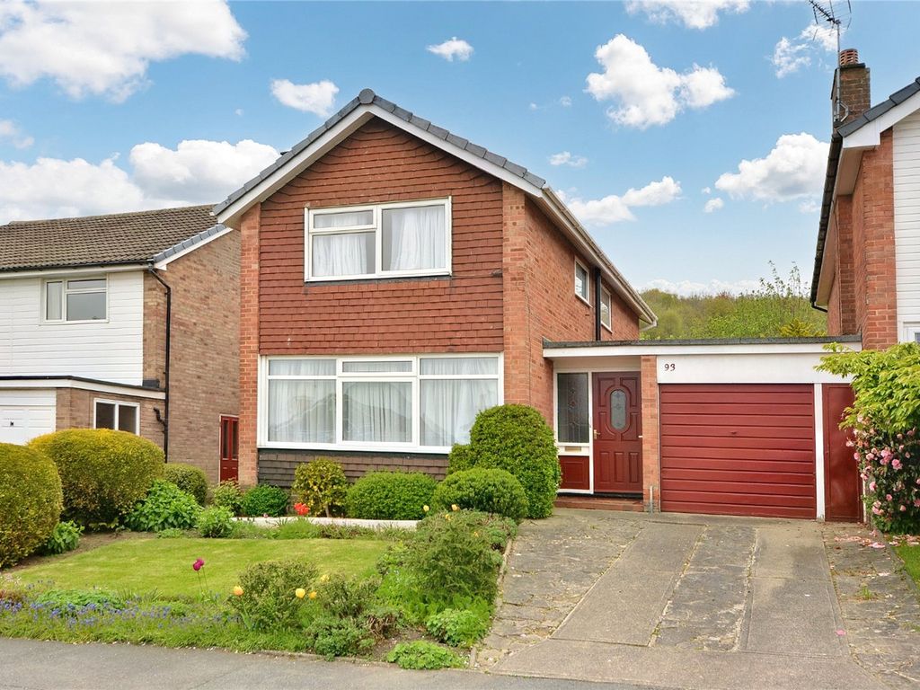 3 bed linkdetached house for sale in Hall Park Avenue, Horsforth
