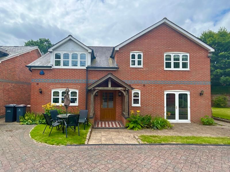 4 bed detached house for sale in Botley Road, North Baddesley
