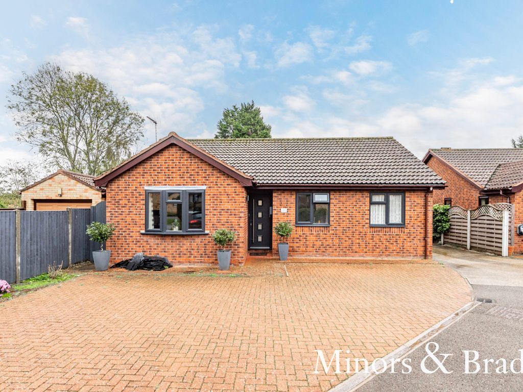 3 bed detached bungalow for sale in Holden Close, Lowestoft NR32, £