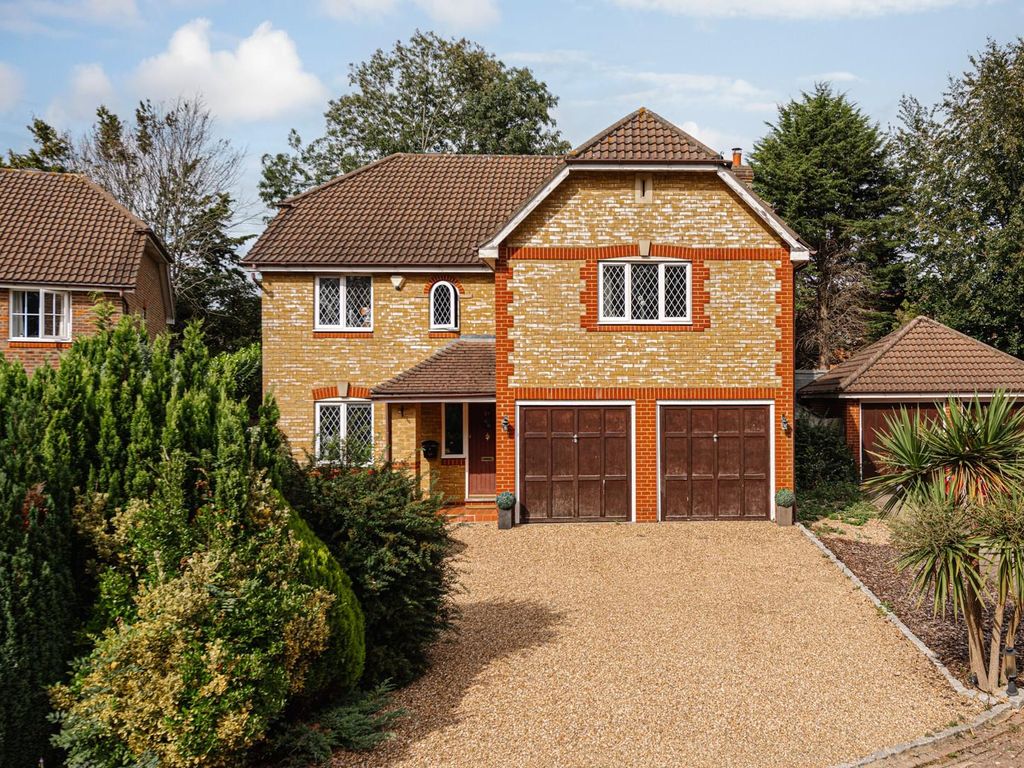 5 bed detached house for sale in The Dell, Tadworth KT20, £1,000,000