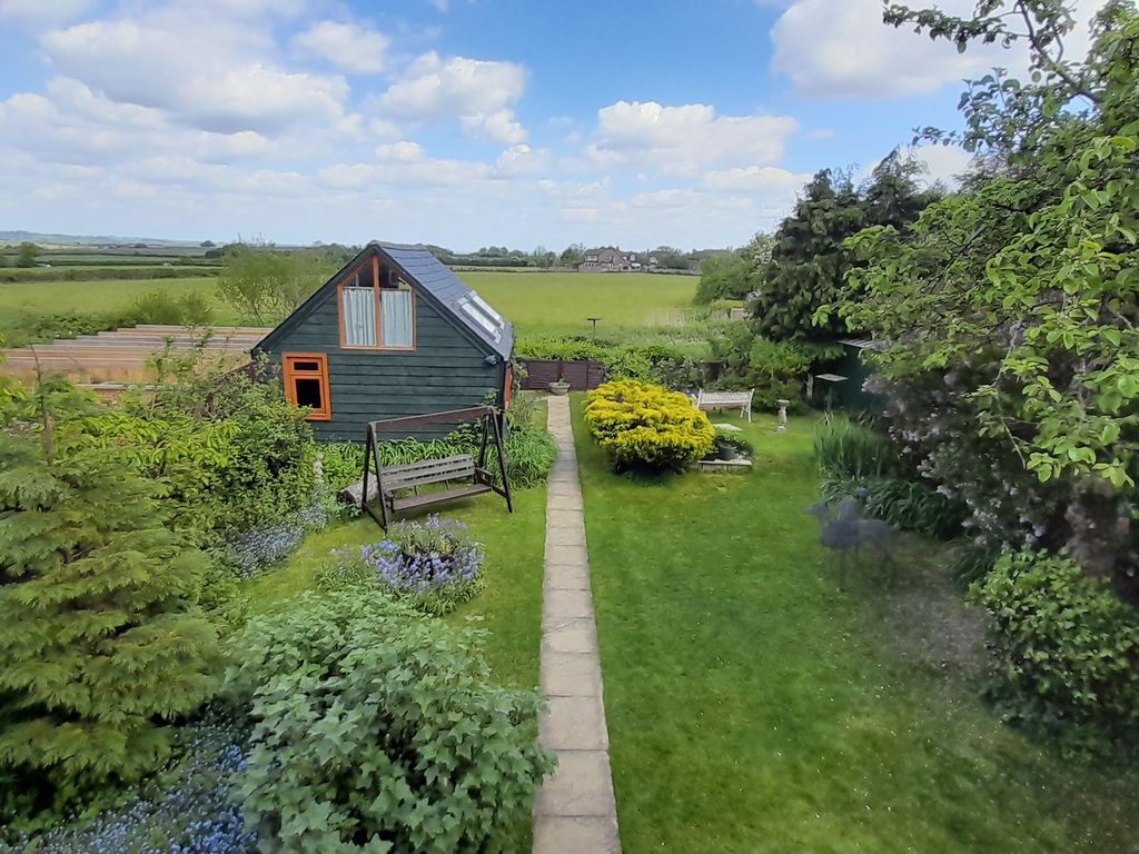 4 bed detached house for sale in Quainton Road, Waddesdon, Aylesbury