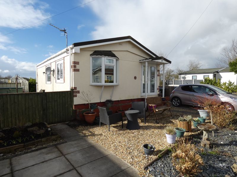 2 bed mobile/park home for sale in Greenfield Park, Freckleton, Preston