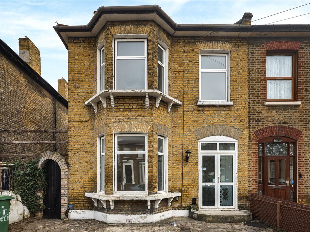 4 bed semidetached house to rent in Cecil Road, Plaistow, London E13