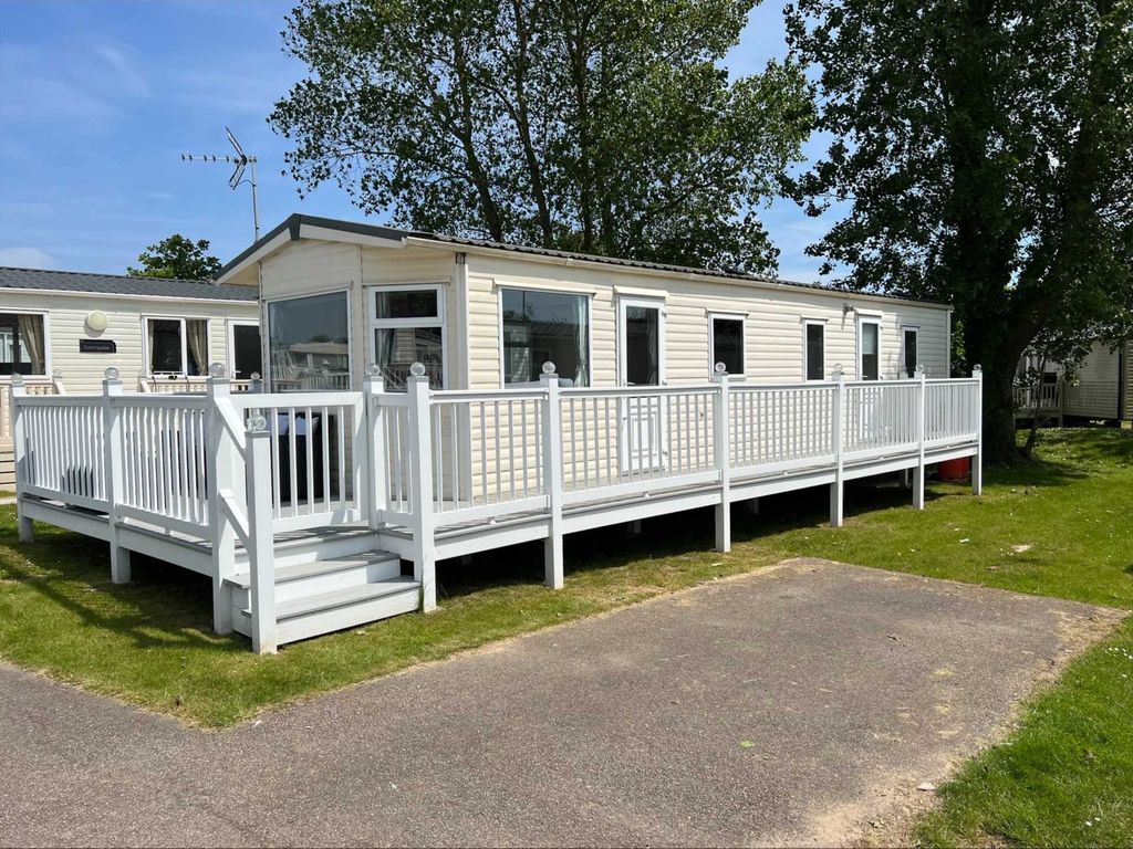 3 bed mobile/park home for sale in London Road, ClactonOnSea CO16, £