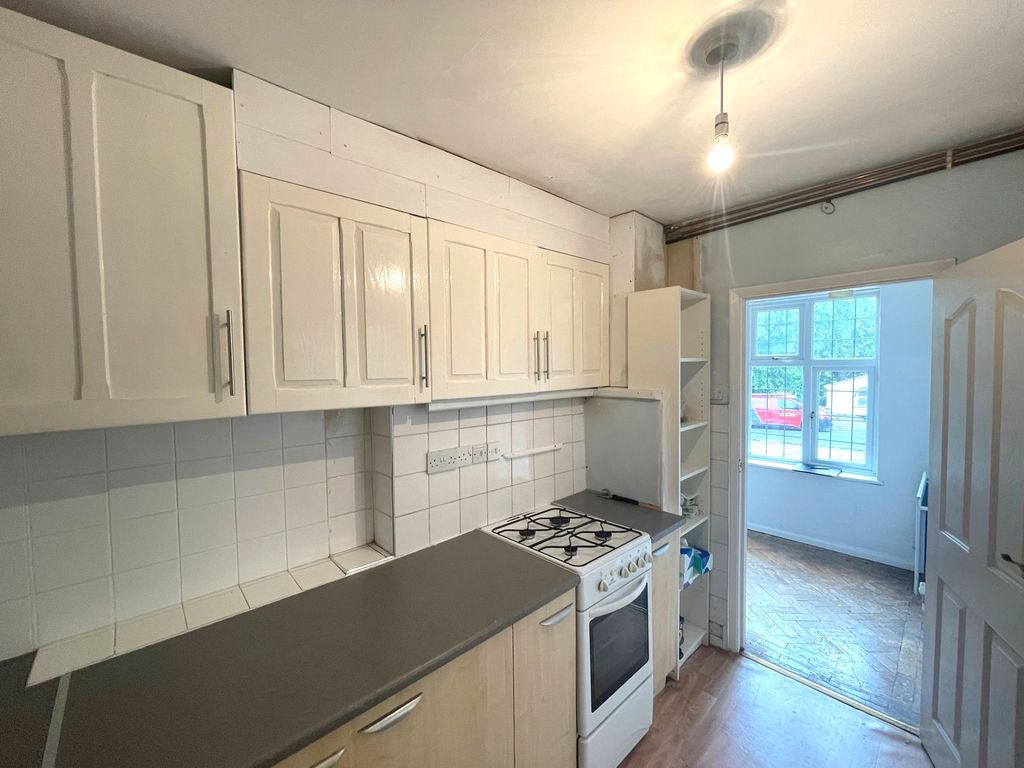 1 bed flat to rent in The Avenue, Potters Bar EN6, £1,350 pcm Zoopla