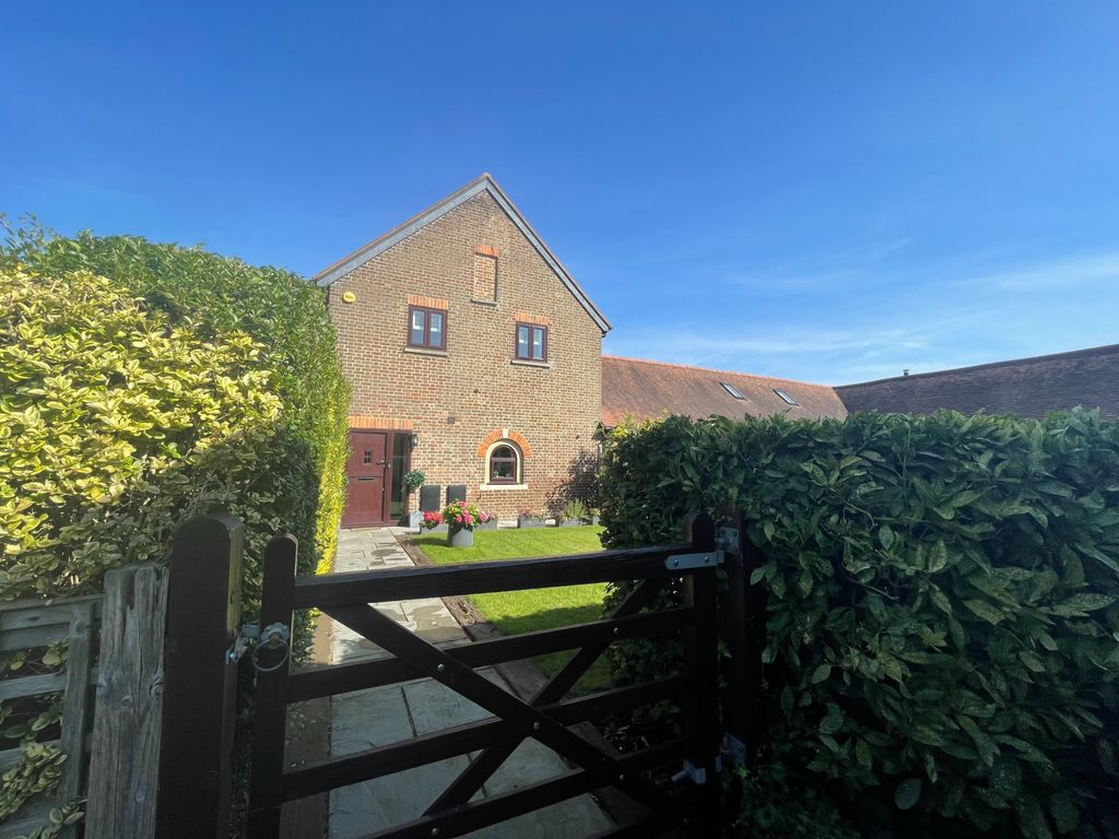 3 bed barn conversion for sale in Pouchen End Lane, Hemel Hempstead HP1