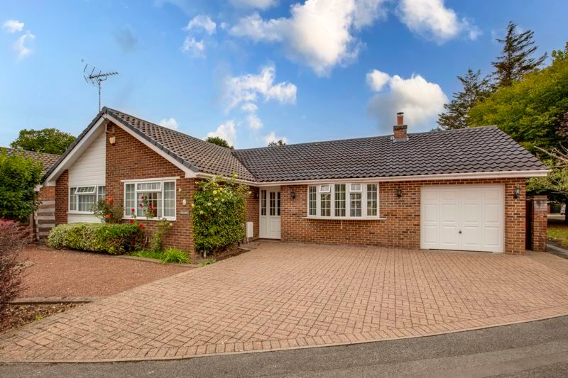 3 bed detached bungalow for sale in Pound Crescent, Marlow SL7 Zoopla