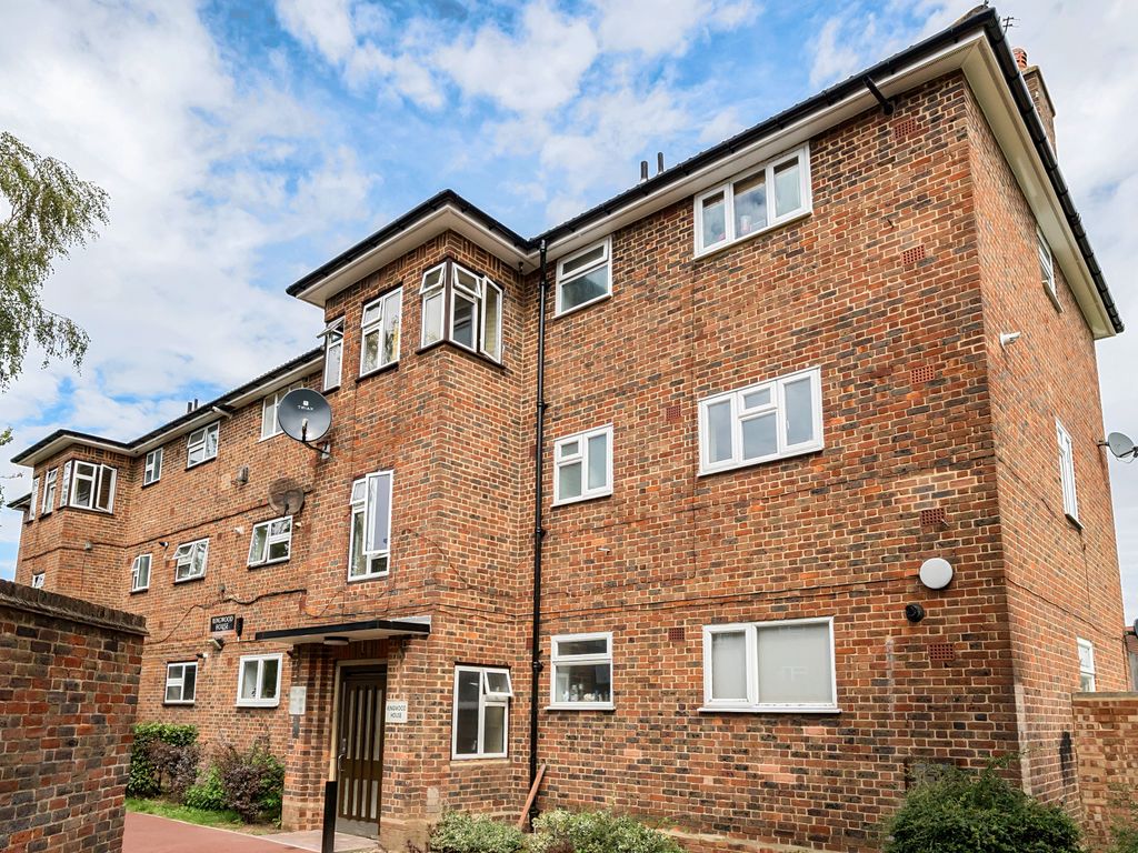 1 bed flat for sale in Kings Lynn Drive, Romford RM3, £160,000 Zoopla