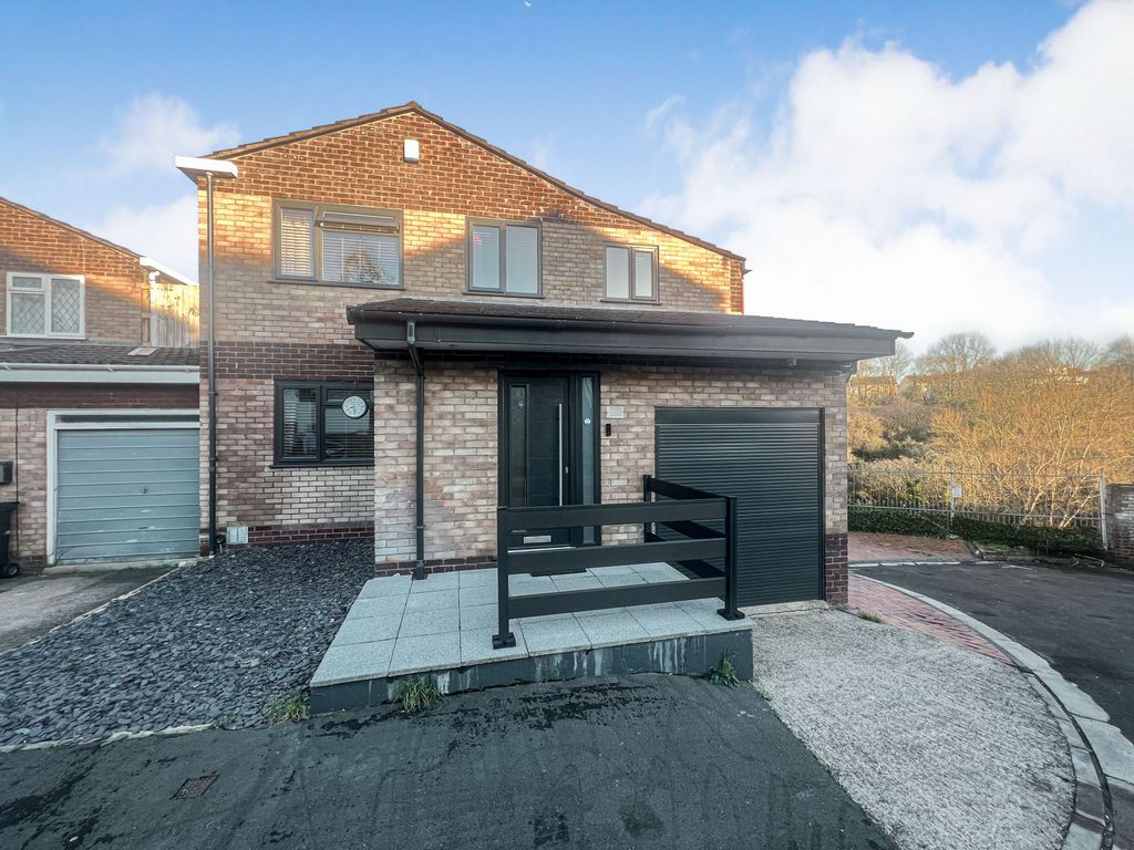 4 bed linkdetached house for sale in Yeomanside Close, Whitchurch