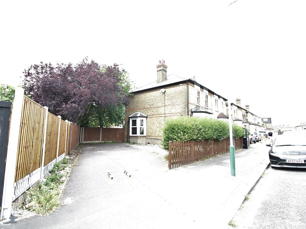 4 bed semidetached house to rent in Olive Street, Romford RM7 Zoopla