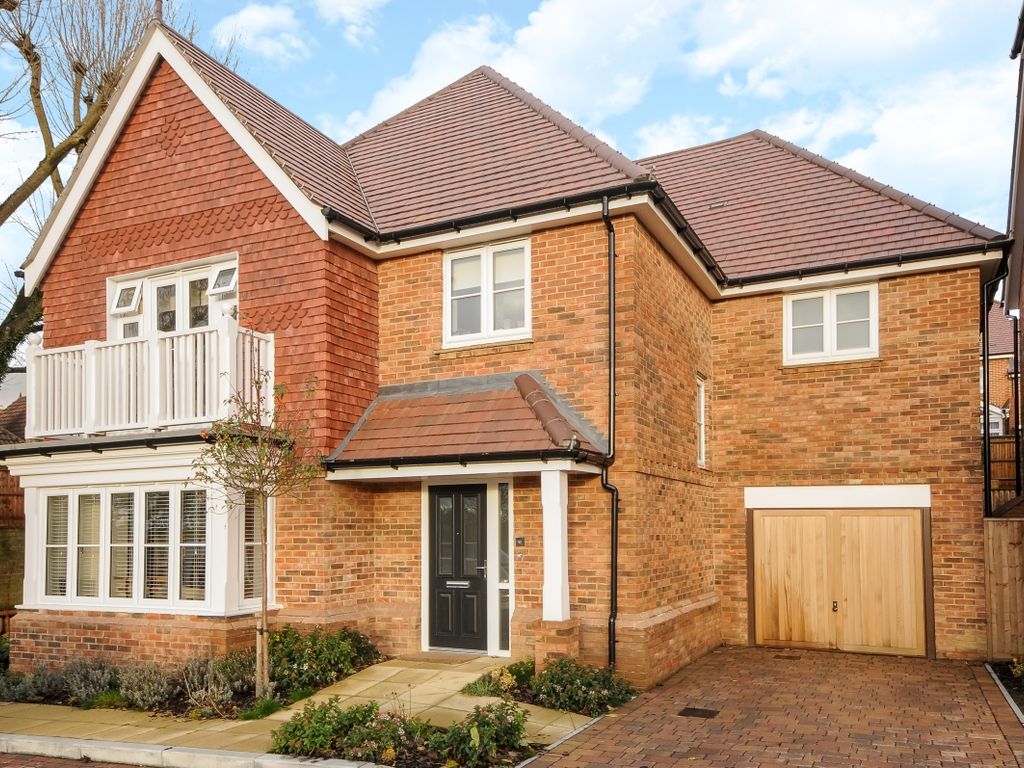 5 bed detached house to rent in Holland Park, Caterham CR3 Zoopla