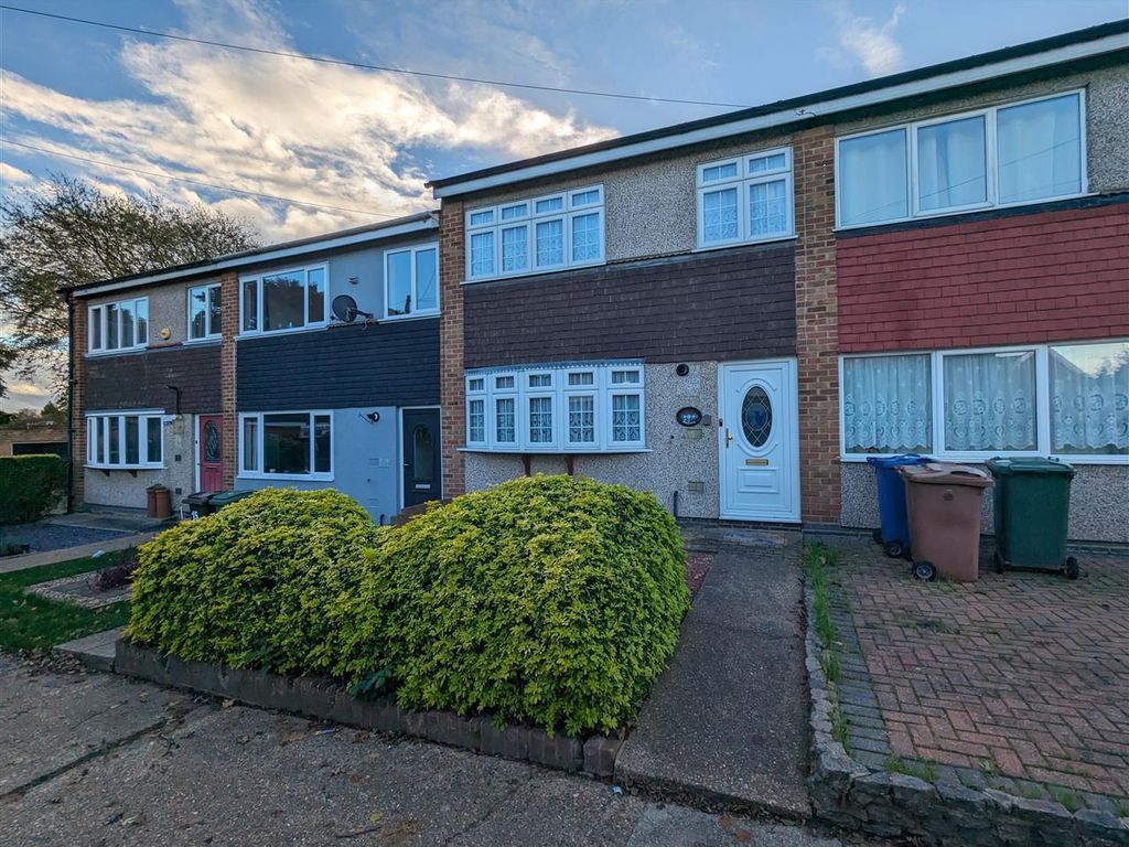 3 bed terraced house for sale in Lower Crescent, Linford, StanfordLe