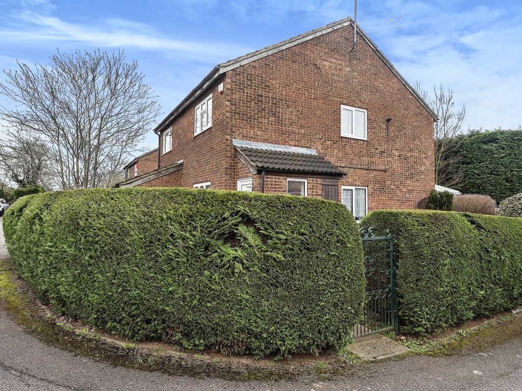 2 bed semidetached house for sale in Penda Close, Luton, Bedfordshire