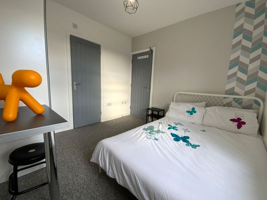 Room to rent in Bicester Road, Aylesbury HP19, £825 pcm Zoopla