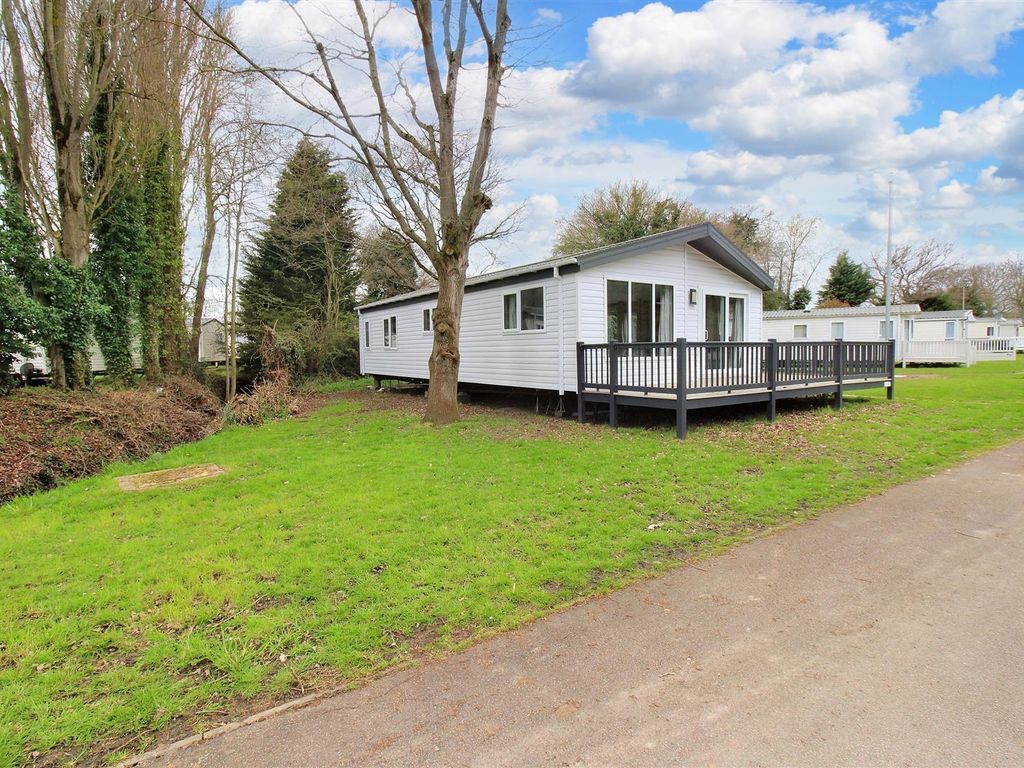 2 bed mobile/park home for sale in Weeley Bridge Holiday Park Clacton