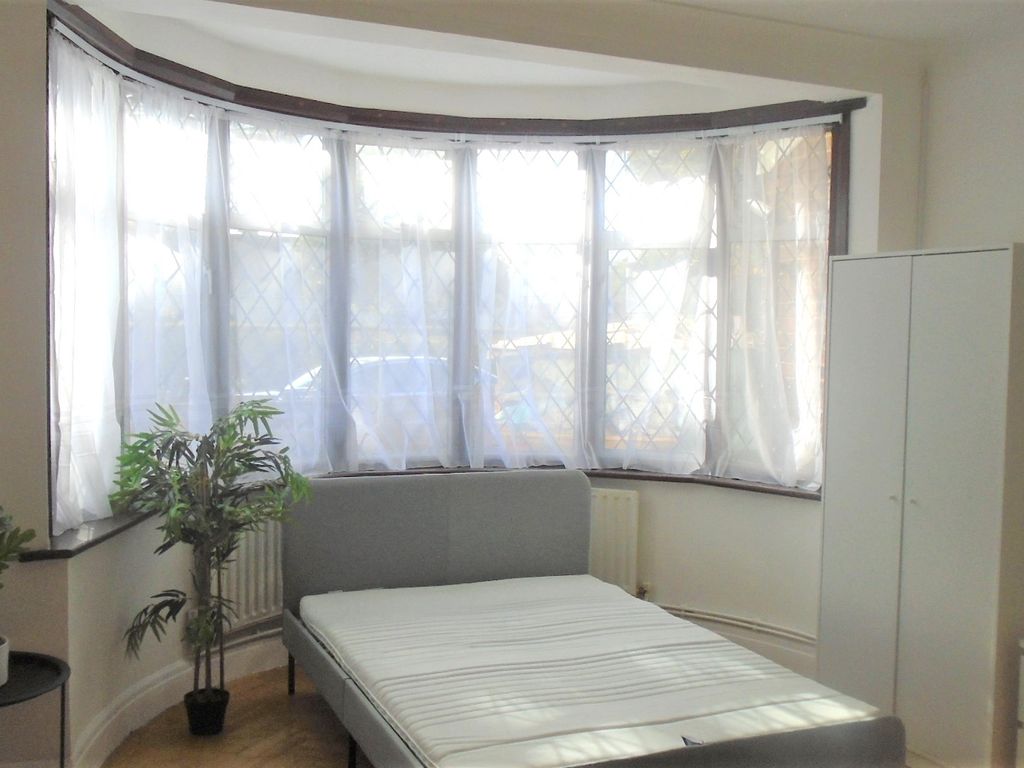Studio to rent in Great West Road, Hounslow TW5, £900 pcm Zoopla
