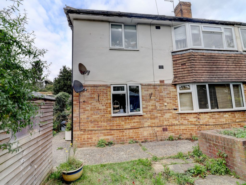 2 bed flat for sale in London Road, High HP11, £240,000 Zoopla