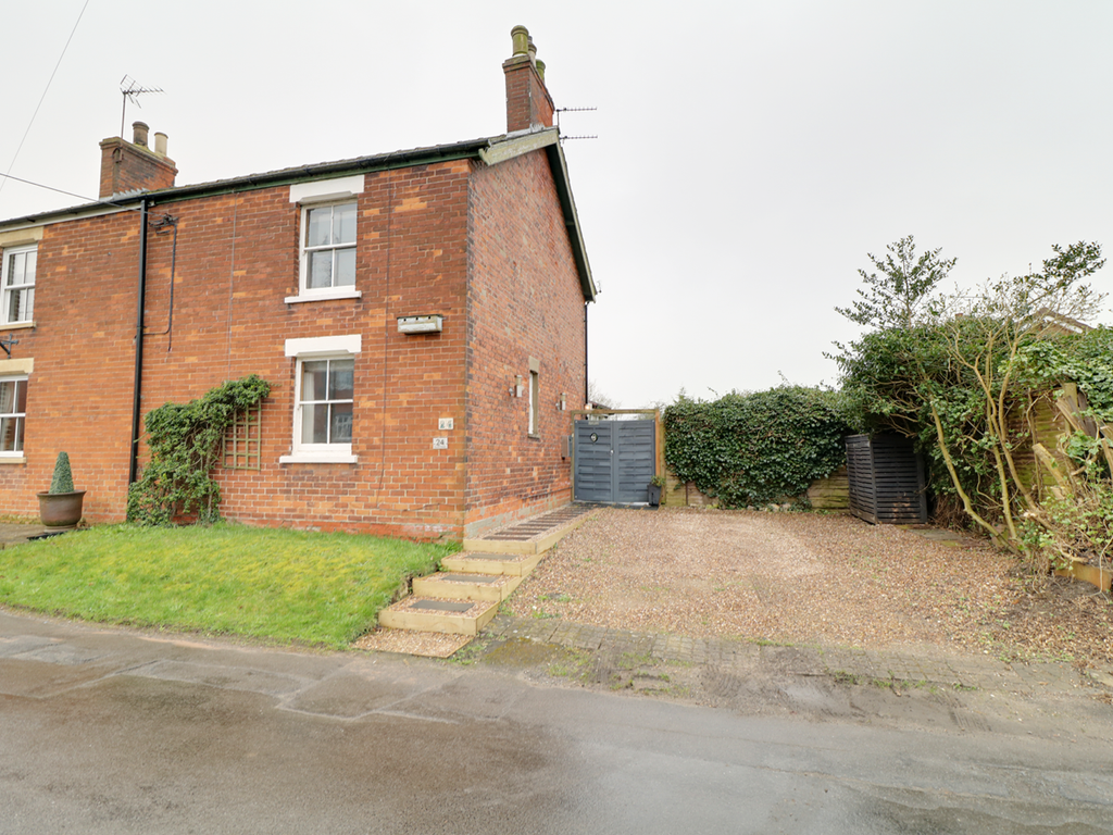 3 bed semidetached house for sale in South Street, DN38, £