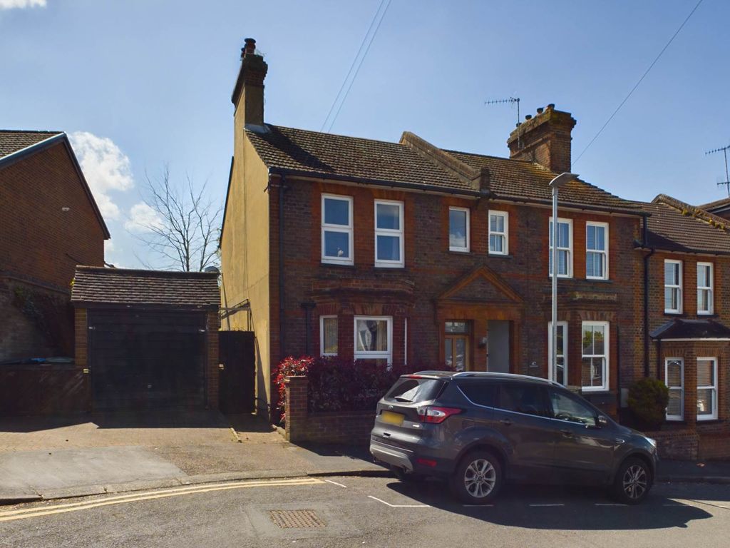 2 bed end terrace house for sale in Crescent Road, Old Town HP2, £