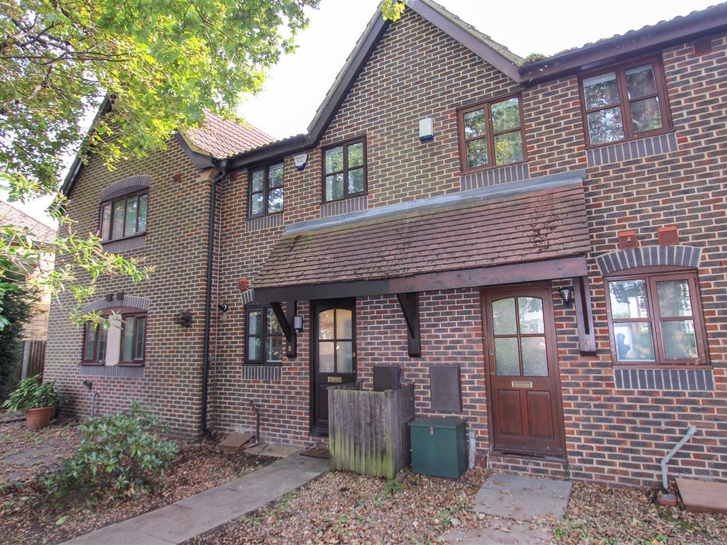 2 bed terraced house to rent in Park Road, Uxbridge UB8, £1,600 pcm