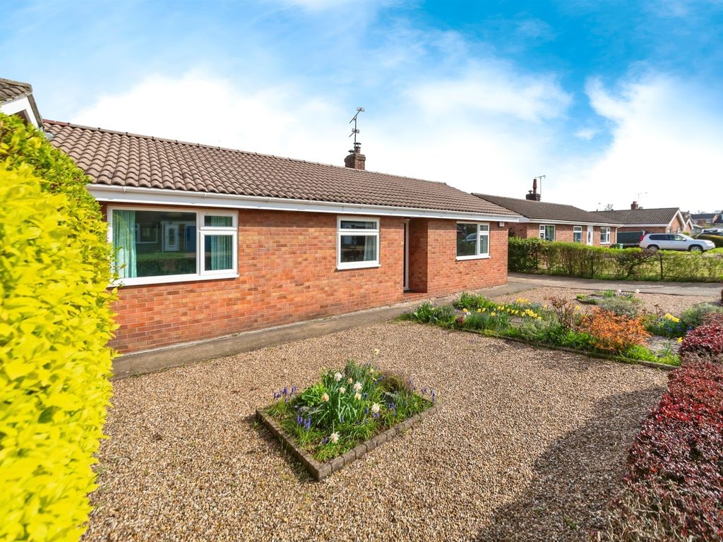 3 bed semidetached bungalow for sale in Charles Avenue, Ancaster