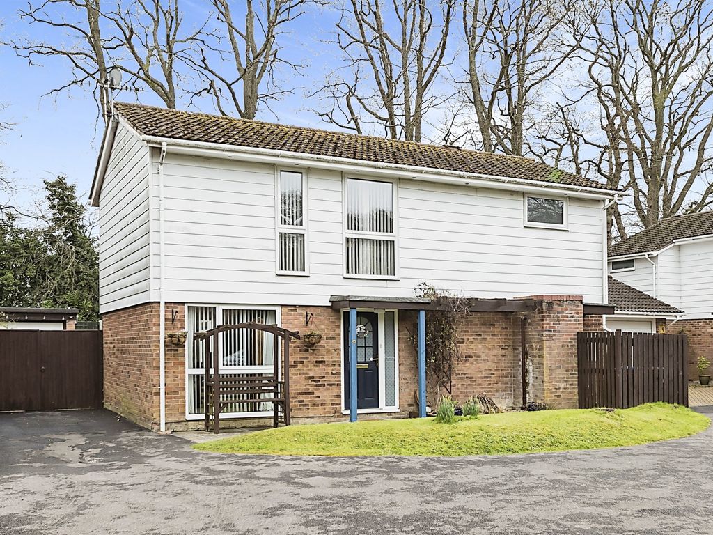 4 bed detached house for sale in Erica Way, Copthorne, Crawley RH10