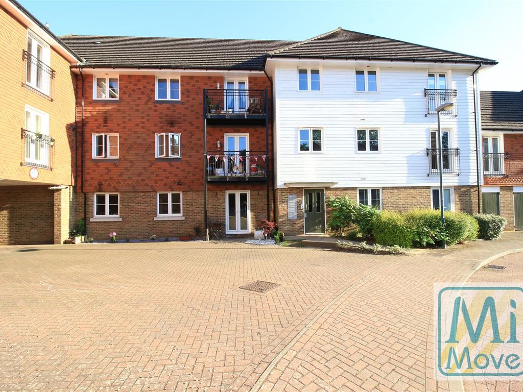 2 bed flat for sale in Albion Way, Edenbridge TN8, £250,000 Zoopla