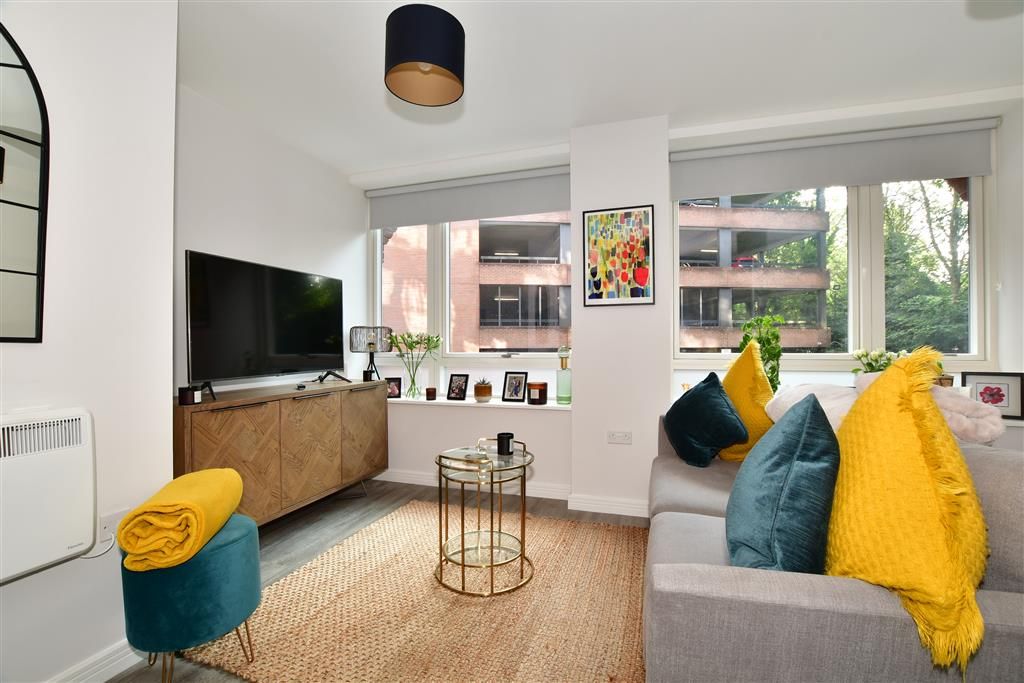 1 bed flat for sale in Wood Street, East Grinstead, West Sussex RH19, £