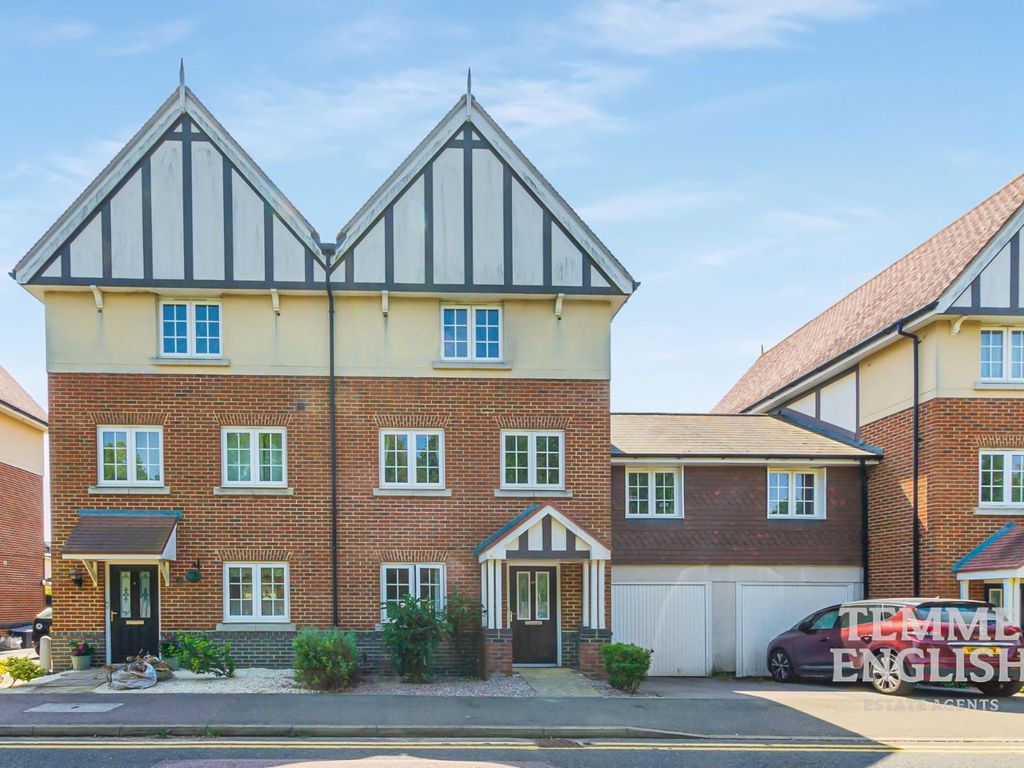 5 bed semidetached house for sale in Apprentice Drive, Colchester CO4 Zoopla