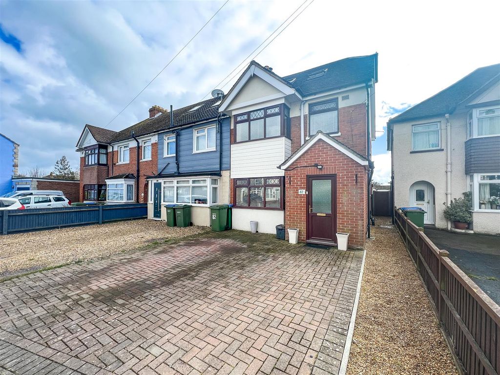 4 bed end terrace house for sale in White Hart Lane, Portchester