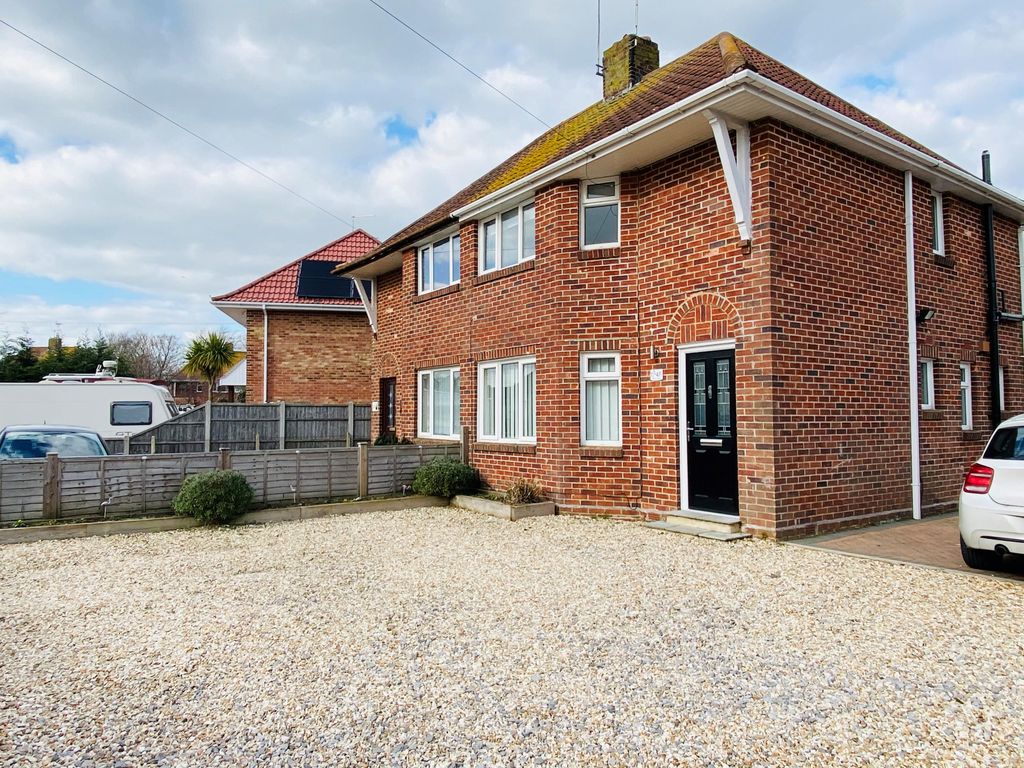 3 bed semidetached house to rent in Rockley Road, Hamworthy, Poole